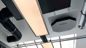 Aan het plafond gemonteerd Philips UV-C-luchtventilatiesysteem voor desinfectie in 't Klaslokaal