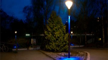 Den grafitgrå färgen och transparenta kupan gör att armaturerna är väldigt diskreta på dagen och på kvällen och natten är det tvärtom. Varje LED-armatur ljusregleras individuellt, säger Thomas Dottman.