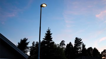 Närmare titt på en stolparmatur i Enköping, Sverige