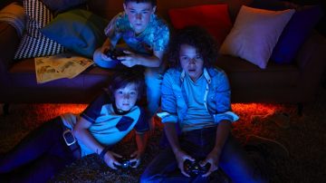 Madre e hijos con una luz nocturna