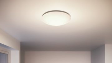 Luz de techo en un pasillo