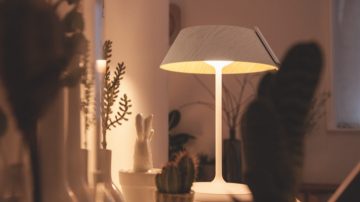 Luminaria de mesa que ilumina un mueble de la sala