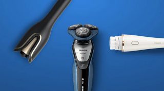 "Philips verzorgingstoestellen op blauwe achtergrond: elektrisch scheerapparaat, baardtrimmer en gezichtsreinigingsborstel voor persoonlijke verzorging van mannen."