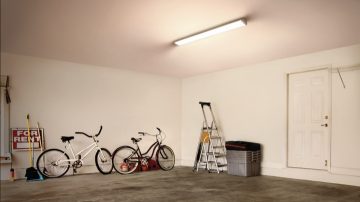 Plafondlamp in een kelder