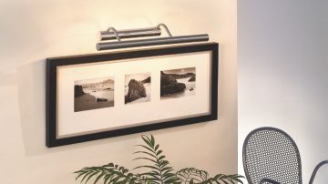 Op een schilderij gerichte wandlamp