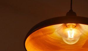 "Ampoule à filament DEL de style rétro en lampe suspendue, émettant une lueur dorée chaude, mettant en valeur un éclairage nostalgique écoénergétique pour une ambiance chaleureuse de la maison. »
