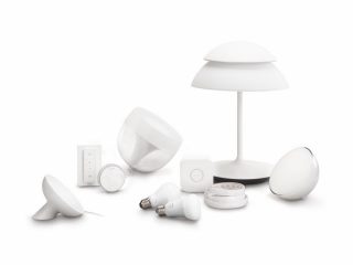 ”Philips Hue smart LED-belysningskollektion med bordslampor, ljuskällor och styrenheter för anpassningsbar belysning och stämning i hemmet.”