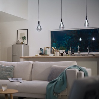 Katosta roikkuvat Philips Vintage LED-lamput sammutettuina