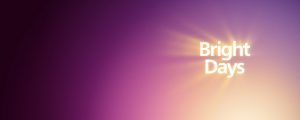 Les mots « Journées ensoleillées » s’illuminent d’une lumière blanche sur un fond violet pour annoncer les soldes sur l’éclairage Philips Hue.