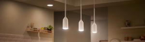 Idées d'éclairage de cuisine : trois lampes suspendues intelligentes illuminent un espace de cuisine