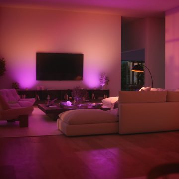 Un nouveau système de contrôle d'éclairage intérieur Hue Bridge Pro en noir, posé sur une table et comportant un symbole de cadenas pour la sécurité Zigbee.