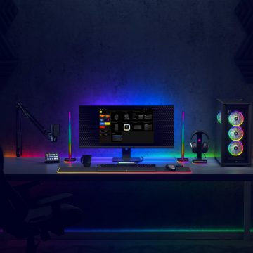 Gamingbureau met Corsair-randapparatuur met gekleurde, slimme Philips Hue verlichting