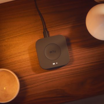 Een zwarte Hue Bridge Pro; een slimme verlichtingshub op een tafel