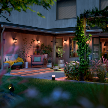 Slimme buitenverlichting die de patio verlichten
