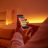 Une vue par-dessus l’épaule de quelqu’un qui effectue le réglage de ses lampes à l’aide de l’application Hue