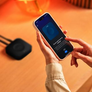 Un gros plan d’une personne qui utilise l’application Hue pour installer un pont Hue Bridge Pro.