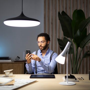 Homme travaillant à domicile utilisant les lampes de travail intelligentes Philips Hue pour se concentrer