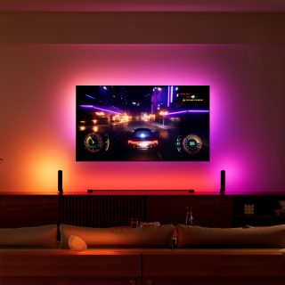 Téléviseur diffusant un jeu de course dans le salon avec des lumières roses et rouges
