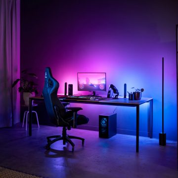 Bureau de jeu avec éclairage intelligent Philips Hue violet et bleu