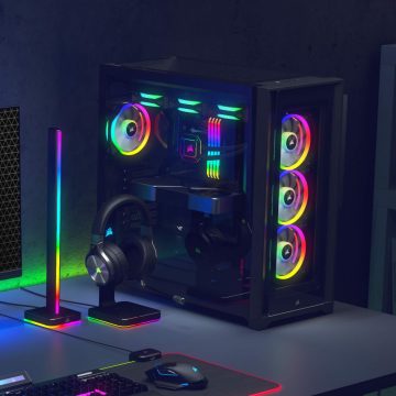 Une tour de PC, une lampe et un support pour casque d’écoute avec des lampes Philips Hue colorées pour le jeu