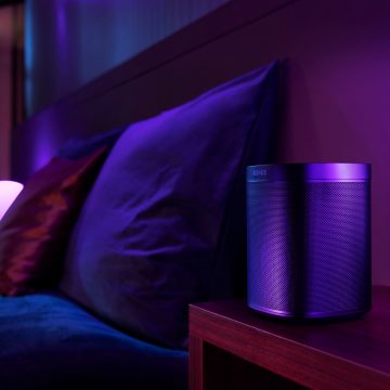 Enceinte intelligente sur une table de chevet