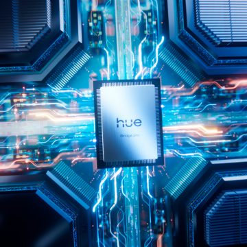 Une puce Hue Pro à l’intérieur d’un nouveau Hue Bridge Pro qui émet des courants d’énergie bleus et roses.