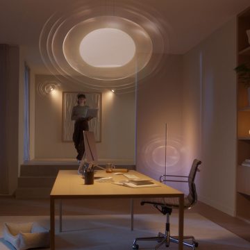一个人进入一个设置了 Hue MotionAware 移动感应区域以进行活动检测的房间。