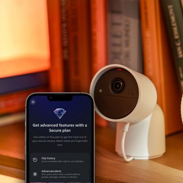 En vit Hue Secure-kamera och Hue-appen som visar avancerade säkerhetsfunktioner i Plus-prenumerationen.