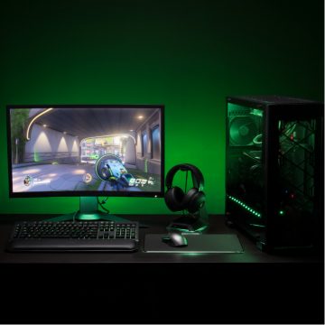 Gamingskrivbord med Razer-utrustning och Philips Hue-integrering