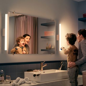 Badrumsbelysning: mamma och son i badrum