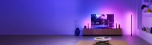 Ruang tamu dengan cahaya imersif menyeluruh yang berasal dari beberapa lampu pintar, semuanya disinkronkan dengan warna layar TV.