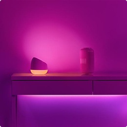 Chytré LED lampy a svítidla promítající zářivé okolní světlo na stylový stůl.