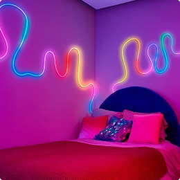 Las tiras de luces LED proyectan un arco iris de colores vibrantes en las paredes de una habitación.