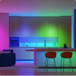 Hermosas luces empotrables inteligentes que proyectan luces coloridas desde el techo de una cocina.