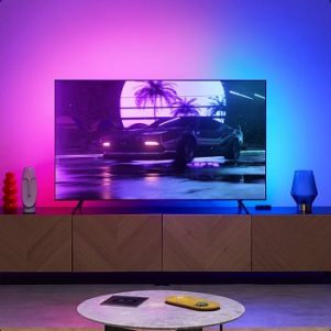 Una sala de estar con la HDMI Sync Box con una TV Backlight que proyecta colores que se ajustan a la pantalla en tiempo real. 