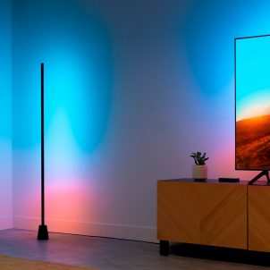 Una Gradient Floor Light en la esquina de una sala de estar, que proyecta diferentes colores que cambian con la pantalla del televisor y están sincronizados con la TV Backlight.